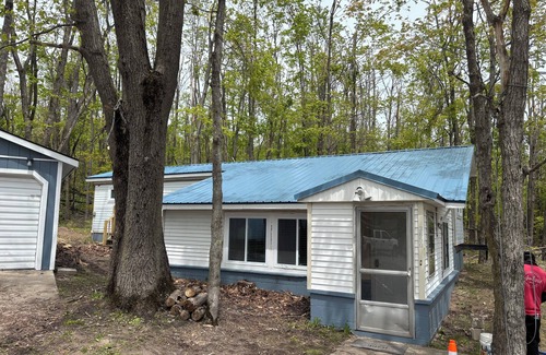 Gaylord Cabin | Snow is here over 3 feet -Snowmobile from your door - Scenic cottage on the lake