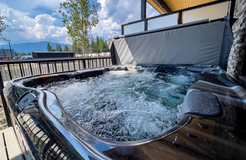 Revelstoke Condo | Snow Rodeo Suite Abode 2br w/Private Hot Tub!