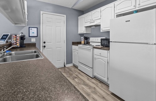 Upper Grand Lagoon Cottage | Snowbird Haven | Pet-Friendly- 4 Min to Beach