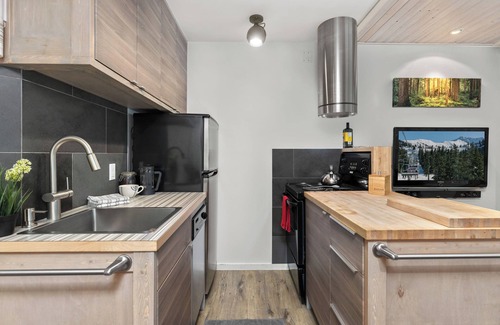 Whistler Creekside Apartment | Snowed Inn - Free Parking & near ski lifts