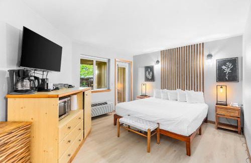 Downtown Leavenworth Apartment | Snowstorm Studio at Icicle Village with pool and hot tub