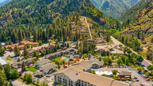 Downtown Leavenworth Apartment | Snowstorm Studio at Icicle Village with pool and hot tub