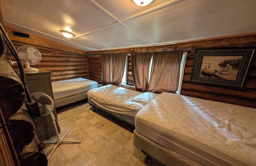 The Pas Cabin | Snowy Owl: A lakefront log cabin at Clearwater Lake for the whole family!
