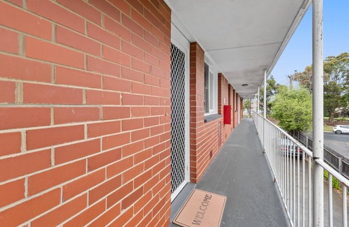 Essendon Apartment | Snug 1-Bed Unit near Essendon Football Grounds