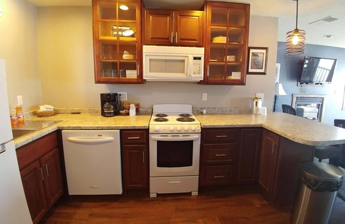 Sturgeon Bay Apartment | Snug Harbor Inn - Studio Suite 201 & 204