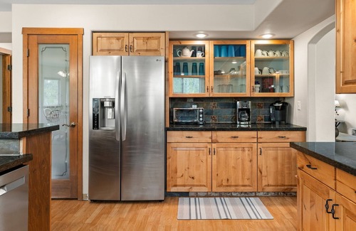 Fraser House | So Much Space! Great for Large Groups! 6BDRM, all King Beds, Hot Tub, Sauna.
