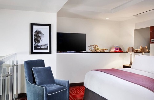 Downtown Dallas Hotel | Soaring Ceilings and Floor-to-Ceiling Views in a Modern Loft Retreat