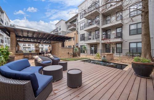 Dawson Apartment | SoCo 1BR Getaway | EV Charging, Pool & Wi-Fi