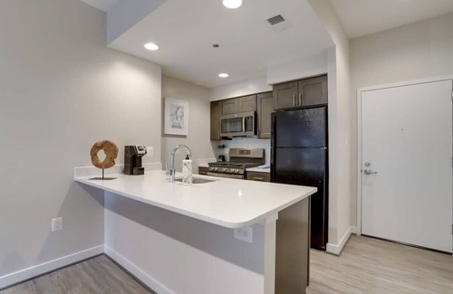 Radnor - Fort Myer Heights Apartment | Sojourn | Courtland Towers | 1 BR w/Pickleball Court
