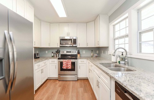 Bayview House | Sojourn Spacious Family Retreat with Fenced Backyard