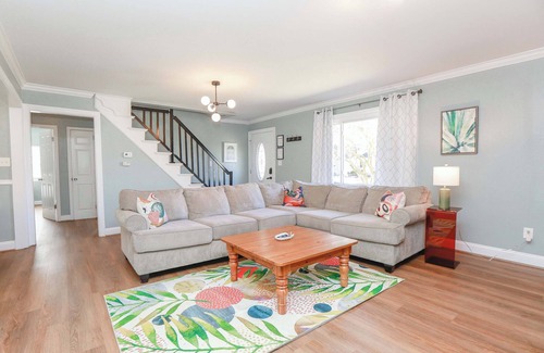 Bayview House | Sojourn Spacious Family Retreat with Fenced Backyard