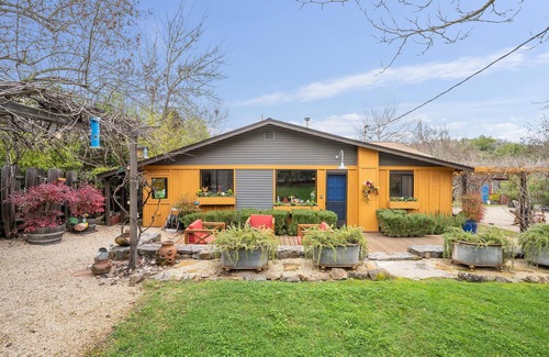 Glen Ellen House | 'Sol Y Luna' Charming Wine Country Getaway W/Hot Tub & Pool