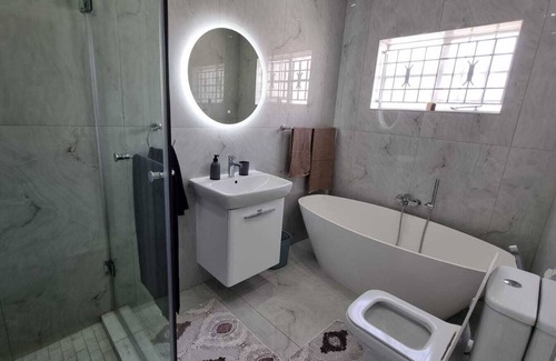 Northcliff House | Solar-powered cozy house with splash pool and jacuzzi