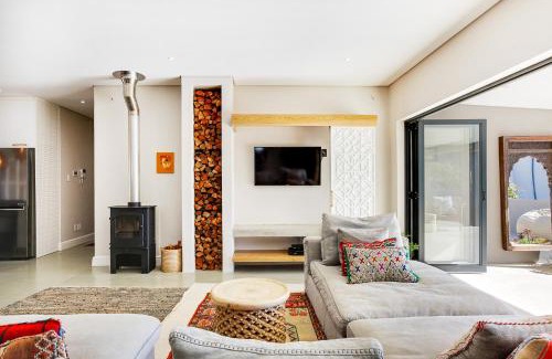 Cape Town City Centre Villa | Solar-Powered Mountain Retreat with Natural Pool