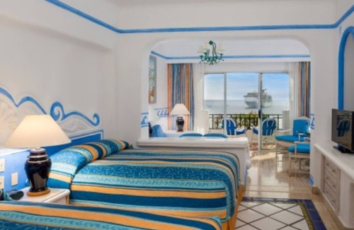 Libertad Hotel | Soothing hotel with AC in vibrant Cabo San Lucas
