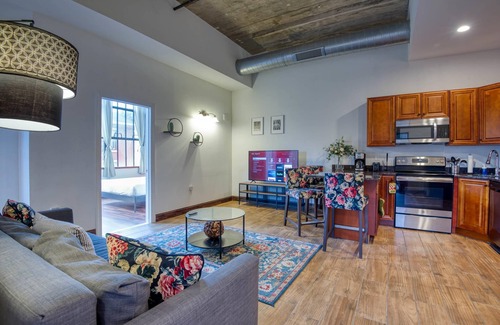 West Poplar Apartment | Sosuite 2BR Apt w Balcony W D Gym On-site Bar