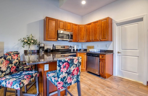 West Poplar Apartment | Sosuite 2BR Apt w Balcony W D Gym On-site Bar