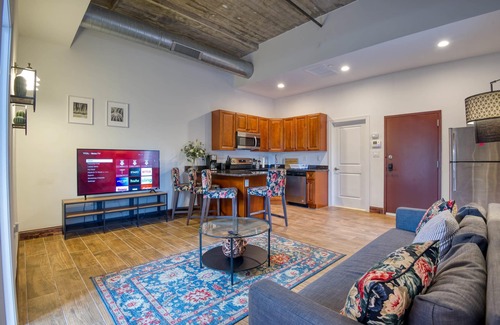 West Poplar Apartment | Sosuite 2BR Apt w Balcony W D Gym On-site Bar