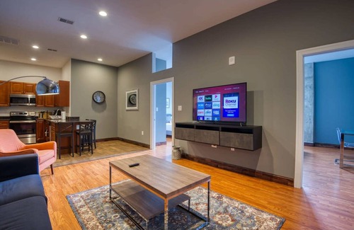 West Poplar Apartment | Sosuite 2BR Apt w W D Gym On-site Restaurant