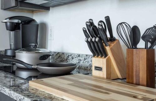 West Poplar Apartment | Sosuite 2BR Apt w W D Gym On-site Restaurant