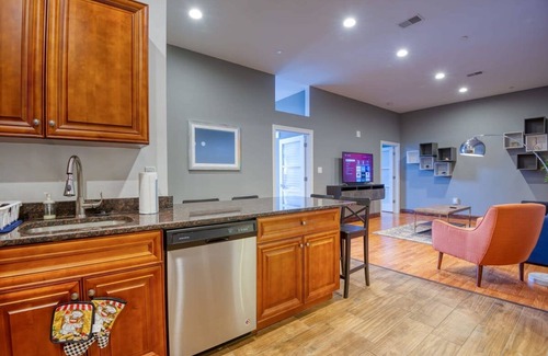 West Poplar Apartment | Sosuite 2BR Apt w W D Gym On-site Restaurant