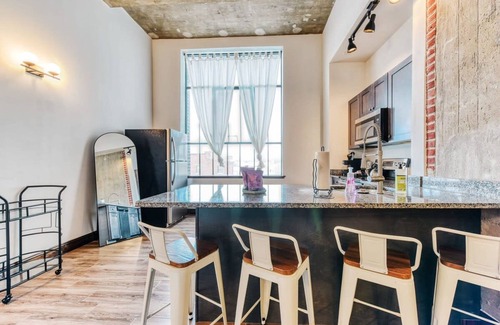 West Poplar Apartment | Sosuite 2BR Apt w W/d, Gym, On-site Restaurant