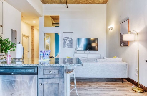 West Poplar Apartment | Sosuite 2BR Apt w W/d, Gym, On-site Restaurant
