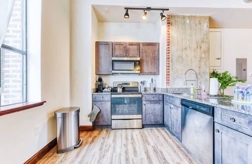 West Poplar Apartment | Sosuite 2BR Apt w W/d, Gym, On-site Restaurant