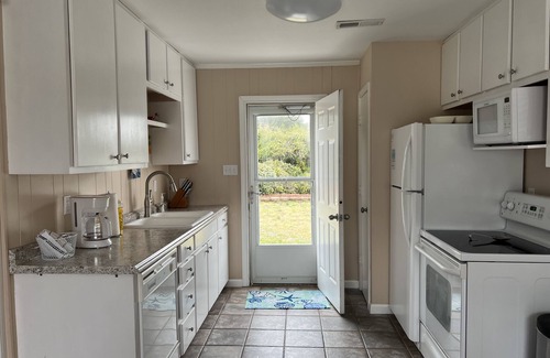 Emerald Isle House | Sound & Seadogs Great Stay Middle Row! EI Bungalow 1 Min. Walk to Beach & Sound!