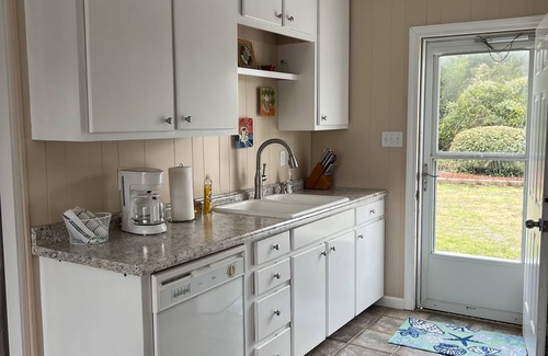 Emerald Isle House | Sound & Seadogs Great Stay Middle Row! EI Bungalow 1 Min. Walk to Beach & Sound!