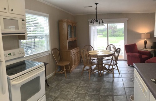 Emerald Isle House | Sound & Seadogs Great Stay Middle Row! EI Bungalow 1 Min. Walk to Beach & Sound!