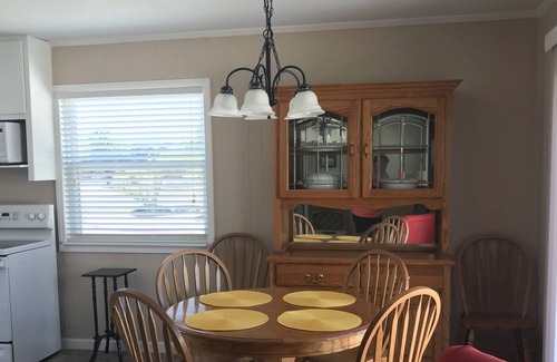 Emerald Isle House | Sound & Seadogs Great Stay Middle Row! EI Bungalow 1 Min. Walk to Beach & Sound!
