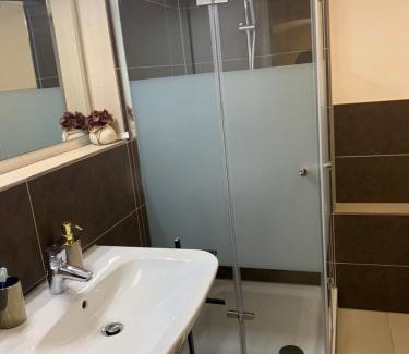 Kalkum House | Souterrain Zimmer mit separatem Eingang und Bad