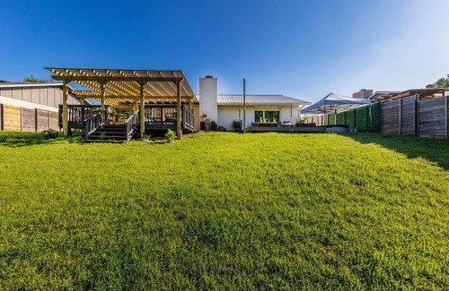 East Congress Apartment | South ATX Home - Pool - Sauna - Parking - Sleeps 6
