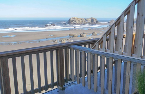 Bandon Apartment | South Loft: Cozy, two-person loft with deck overlooking the beach