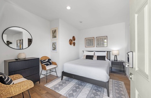 South Oceanside Hotel | South O Bungalow 9 - Deluxe Work and Stay Queen Studio + Patio