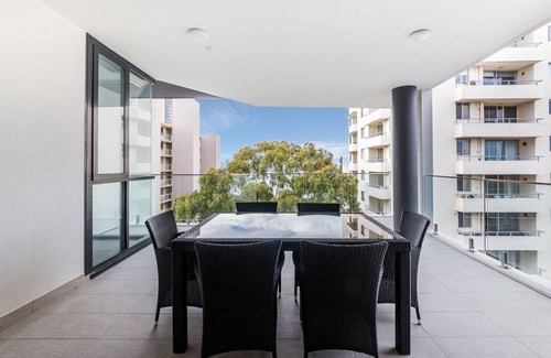 South Perth Apartment | South Perth Apartment Overlooking Swan