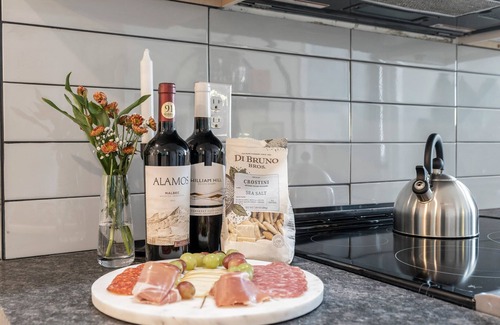 Passyunk Square Apartment | South Philly Stunner- Walk to Cheesesteak Heaven