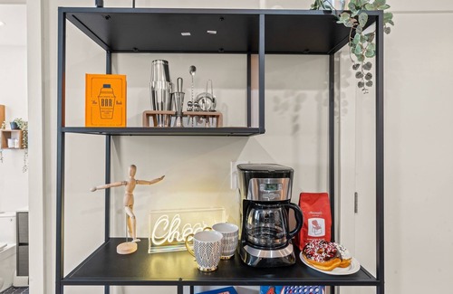 Passyunk Square Apartment | South Philly Stunner- Walk to Cheesesteak Heaven