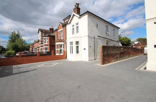 Southampton House | Southampton Shamsher Court - 5 modern double size bedroom, 3 with ensuites.