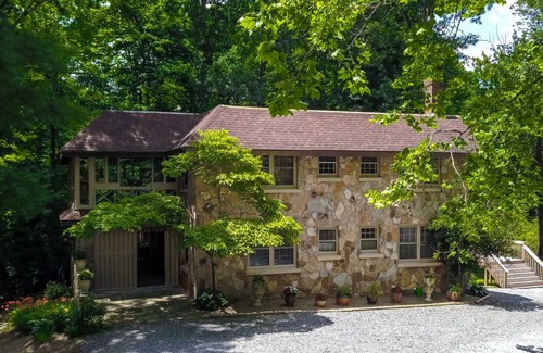 Hendersonville House | Southern charm near downtown