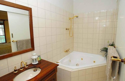 Mount Dandenong Cottage | Spa Cottage in 7 acre Rain Forest Paradise