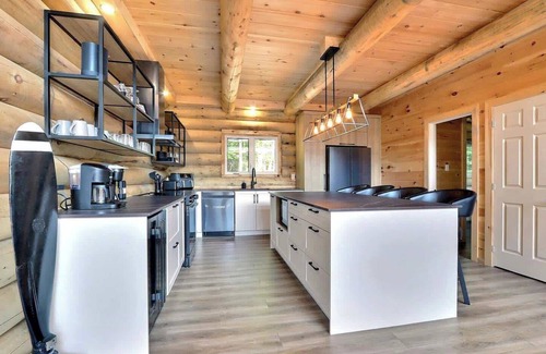 Saint-Philemon Ski Chalet | Spa, Game Room, Absolute Comfort | Le Commandant