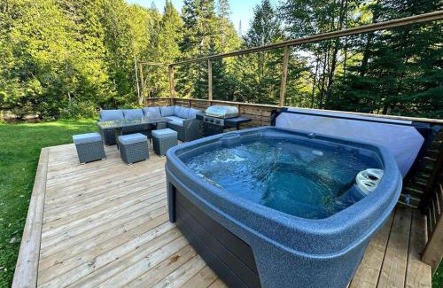 Entrelacs Ski Chalet | Spa River Pool Table - Chalet Ombre & Lumiere