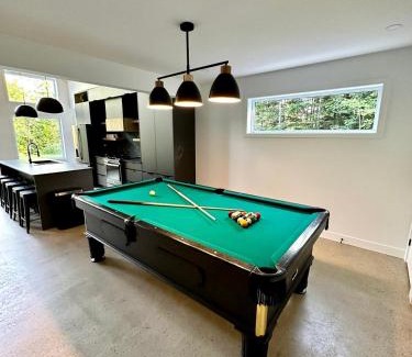 Entrelacs Ski Chalet | Spa River Pool Table - Chalet Ombre & Lumiere