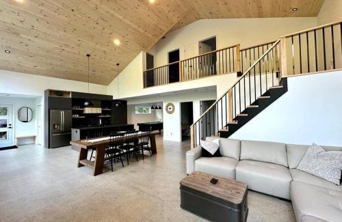 Entrelacs Ski Chalet | Spa River Pool Table - Chalet Ombre & Lumiere