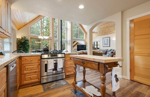 Lake Almanor Country Club Cabin | Spacious Cabin Retreat