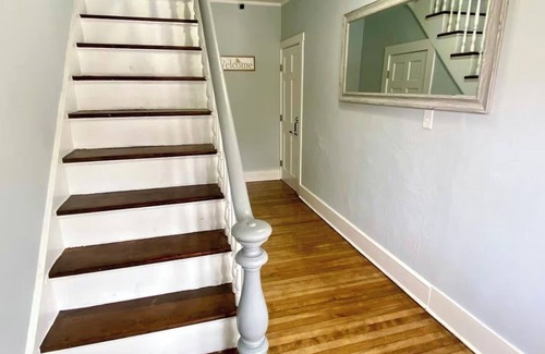 Worcester Apartment | Spacious 1-bedroom apartment with central heat & AC in Worcester near colleges.