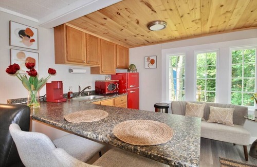 Edgecomb Cottage | Spacious 1 Bedroom Cottage Close to Everything 2