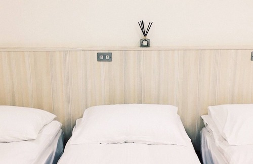 West Central District Hostel | Spacious 12 Person Room close to Railway Station